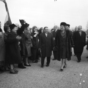 Koningin Juliana bij aankomst met naast haar de heer Polak, Bestanddeelnr 918-4517