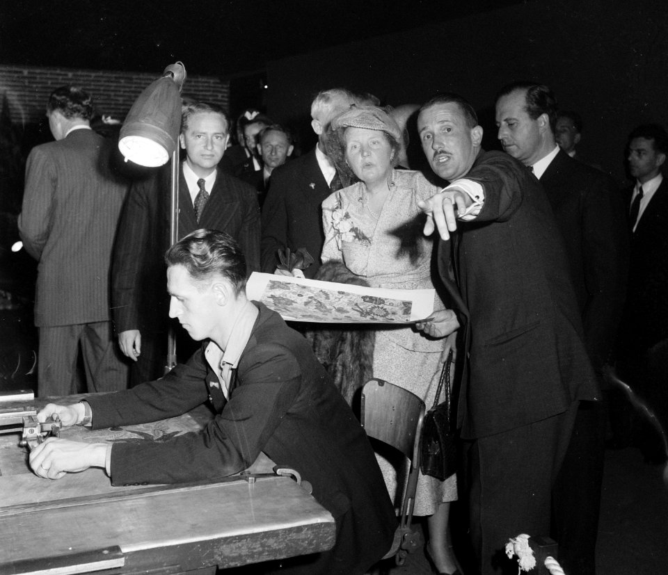 Koningin Juliana bezoekt FF Enschede, Bestanddeelnr 904-7409