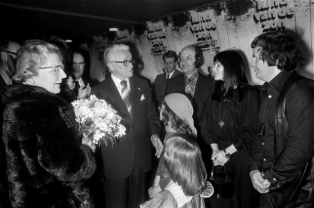 Koningin Juliana bij premiere Een kind van de zon in Calypso in Amsterdam kon, Bestanddeelnr 927-7739