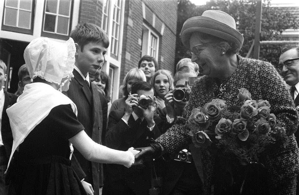 Koningin Juliana bezoekt Gereformeerd Burgerweeshuis Coen Cuserhuis te Haarlem, Bestanddeelnr 922-9228