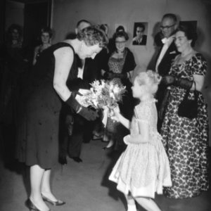 Koningin woont voorstelling bij in Stadschouwburg Rotterdam, Bestanddeelnr 913-2141