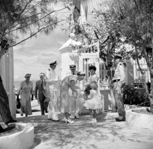 Koningin Juliana krijgt bij aankomst op Bonaire bloemen aangeboden, Bestanddeelnr 252-3816