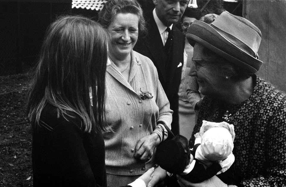 Koningin Juliana bezoekt Gereformeerd Burgerweeshuis Coen Cuserhuis te Haarlem, Bestanddeelnr 922-9225