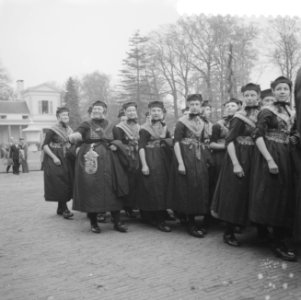 Koningin Juliana is 50 jaar geworden. De meisjes van de Christelijke Landbouwhui, Bestanddeelnr 910-3329