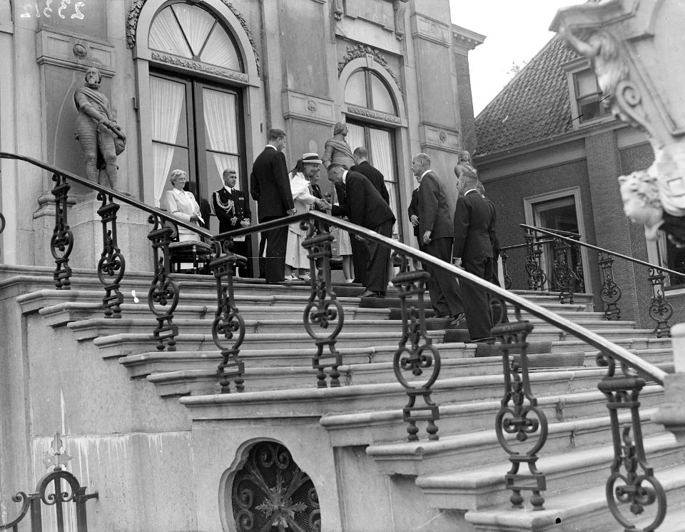 Koningin Wilhelmina ontvangt een delegatie op het bordes van Huis ten Bosch tijd, Bestanddeelnr 902-3312