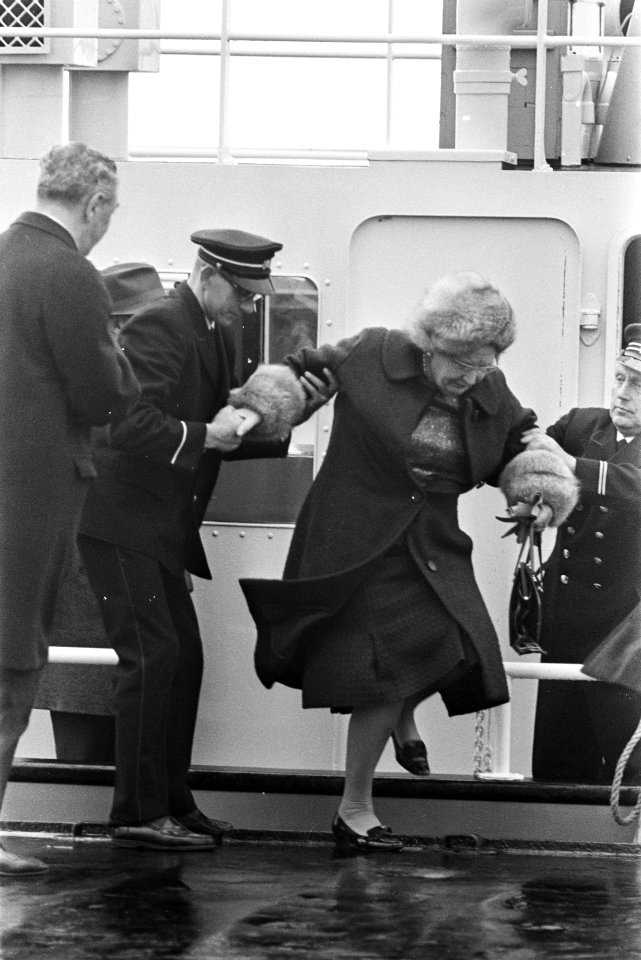 Koningin Juliana bij Dijkgat Nieuwe Polder. Twee mensen helpen Hare Majesteit aa, Bestanddeelnr 920-7934