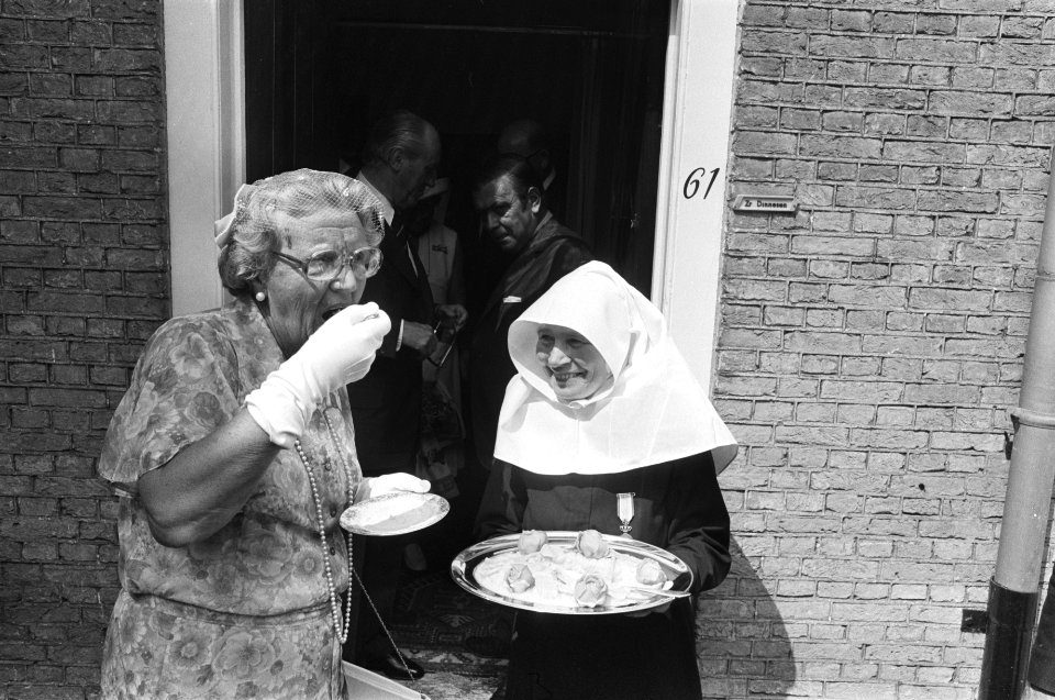 Koningin Juliana bezoekt West-Brabant, koningin Juliana krijgt Begijnenrijst v, Bestanddeelnr 928-6637