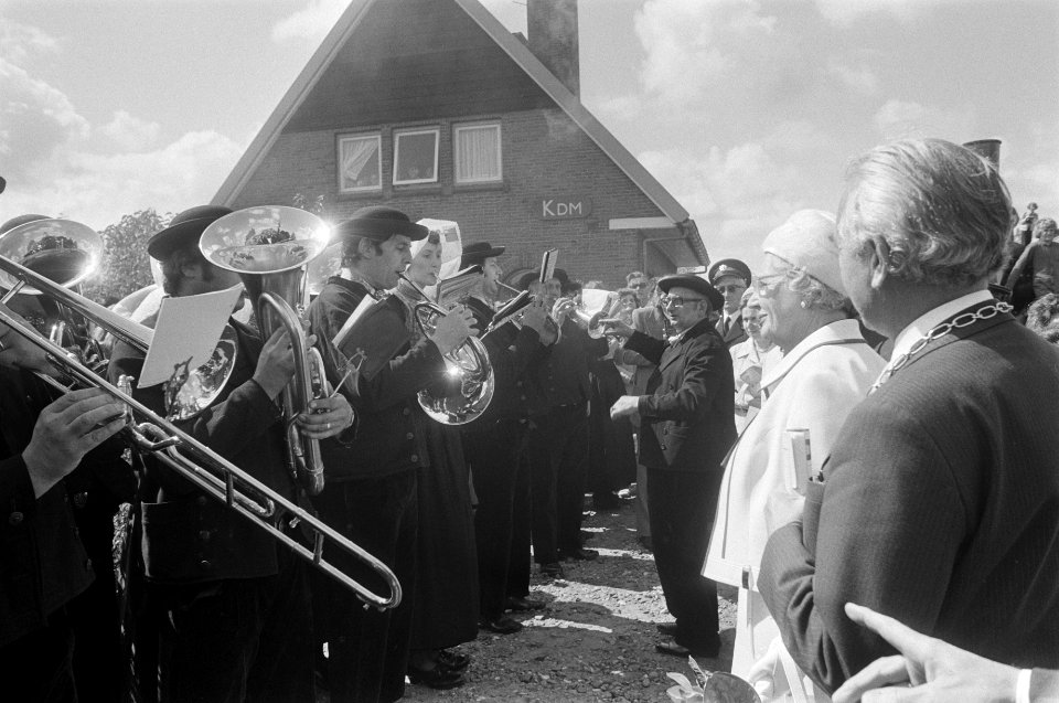 Koningin Juliana bezoekt Zeeland Kwadendamme, Bestanddeelnr 927-2520