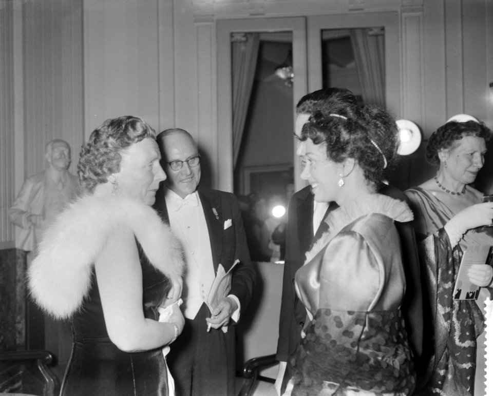 Koningin Juliana is aanwezig bij de officiële opening van de 24ste boekenweek in, Bestanddeelnr 910-1845