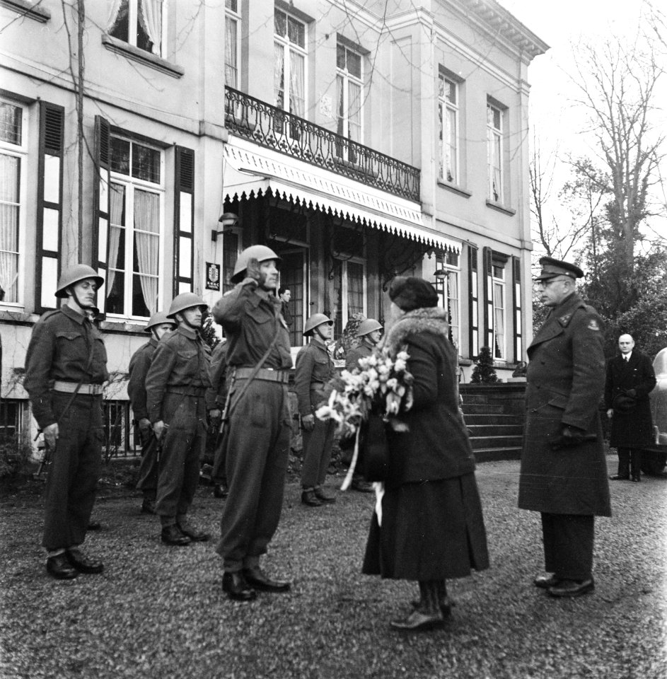 Koningin Wilhelmina inspecteert een erewacht bij het hotel-restaurant Anneville…, Bestanddeelnr 900-4102