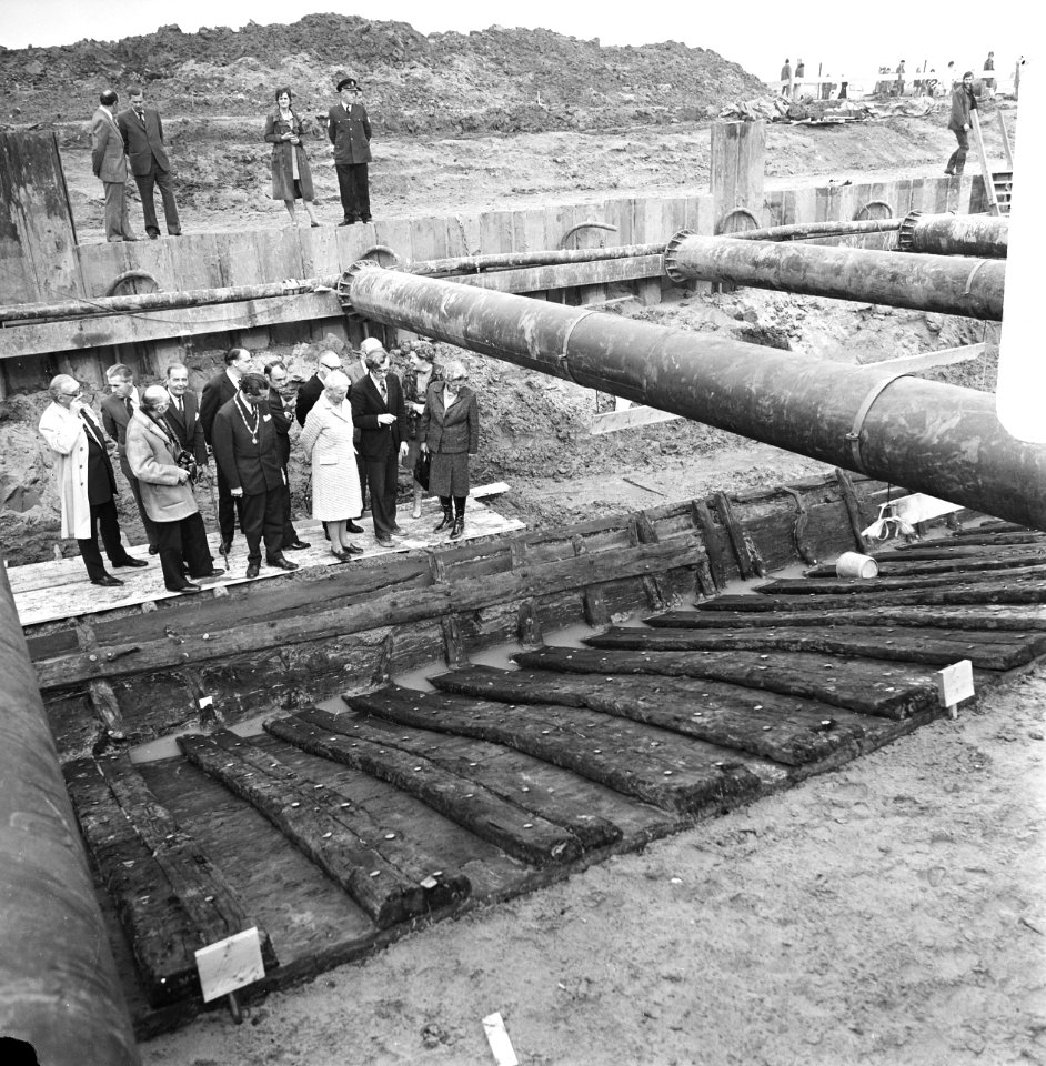 Koningin Juliana bezoekt wrak Romeins schip in Zwammerdam koningin Juliana bij , Bestanddeelnr 927-0951