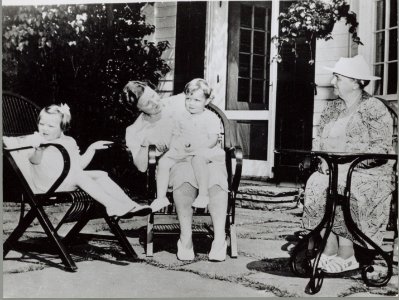 Koningin Wilhelmina met haar dochter prinses Juliana en haar kleindochters prins, Bestanddeelnr 012-0122