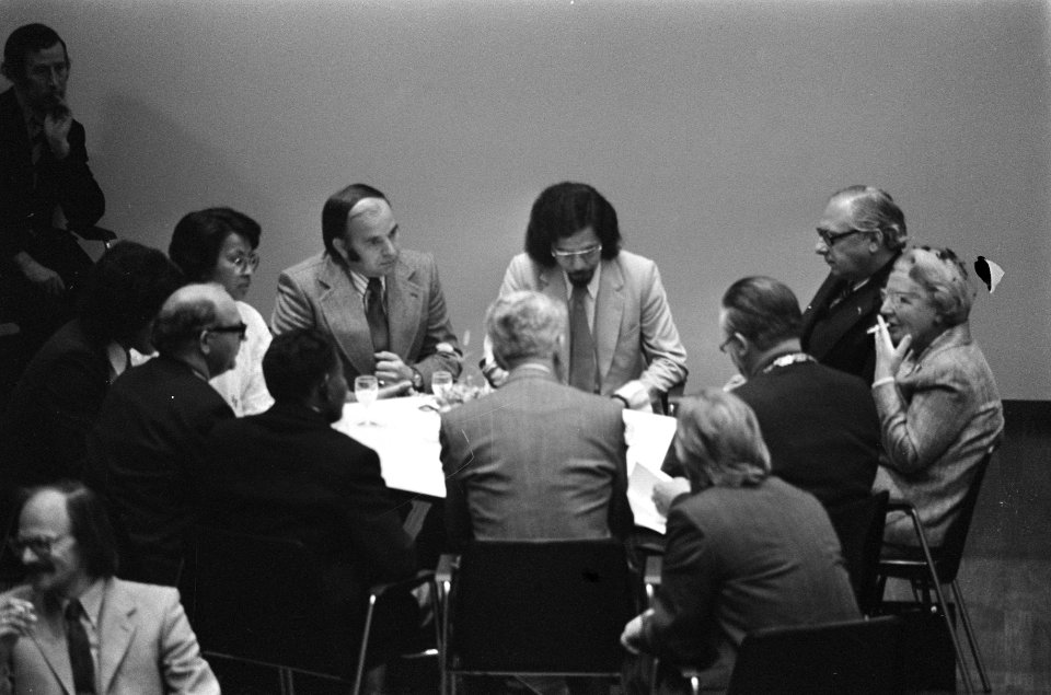 Koningin Juliana in gesprek met Zuidmolukkers, Bestanddeelnr 927-2055