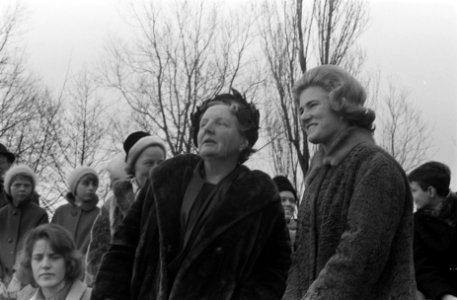 Koningin Juliana in gesprek met Sjoukje Dijkstra op de Jaap Edenbaan in Amsterda, Bestanddeelnr 914-9374