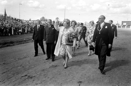 Koningin Juliana bezoekt Zuid Hollandse gemeenten, in Nootdorp werd voor Hare Ma, Bestanddeelnr 917-8094
