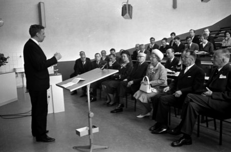 Koningin Juliana in Utrecht bezoek Universitei de Uithof, hier in de collegezaal, Bestanddeelnr 917-8372