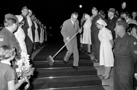 Koningin Juliana bij premiere van film De getemde feeks in bioscoop Du Midi te, Bestanddeelnr 920-7397