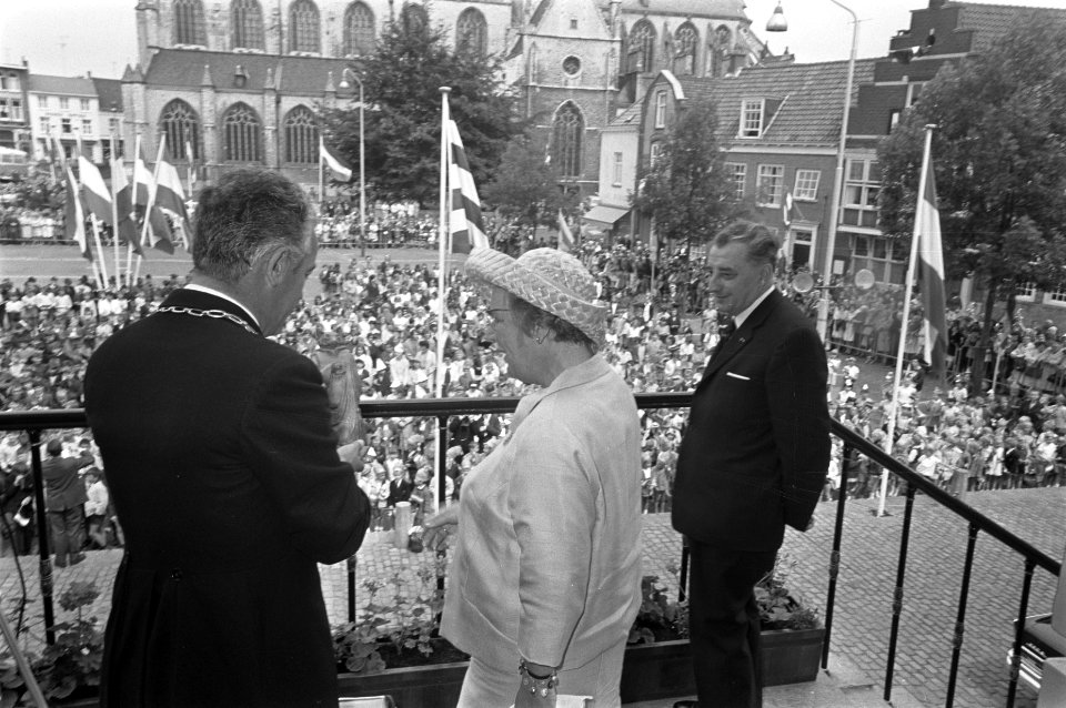 Koningin Juliana bezoekt Zeeland. Op stadhuis te Hulst, links burgemeester P. J., Bestanddeelnr 921-4492