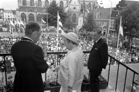 Koningin Juliana bezoekt Zeeland. Op stadhuis te Hulst, links burgemeester P. J., Bestanddeelnr 921-4492