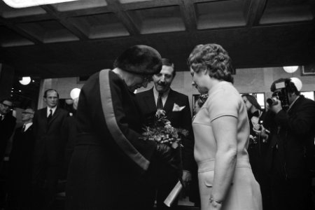 Koningin Juliana bij opening nieuw hoofdgebouw van de Vrije Universiteit te Amst, Bestanddeelnr 926-3425