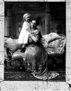 Koningin Wilhelmina met Prinses Juliana - op het Loo, Bestanddeelnr 934-8301