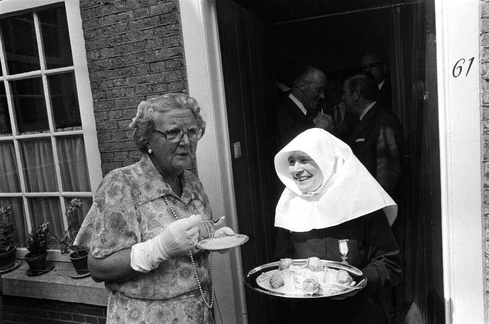 Koningin Juliana bezoekt West-Brabant, koningin Juliana en Begijnen, Bestanddeelnr 928-6640