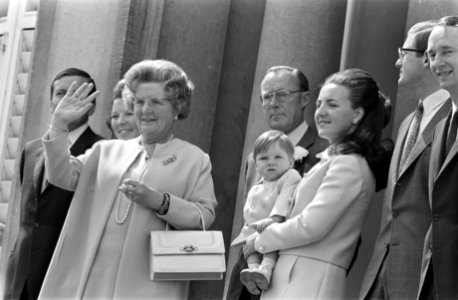 Koningin Juliana is 60 jaar geworden. V.l.n.r. koningin Juliana zwaaiend, prins , Bestanddeelnr 922-3551