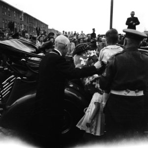 Koningin Wilhelmina krijgt bloemen van een kind. Op de rug gezien burgemeester…, Bestanddeelnr 900-5007
