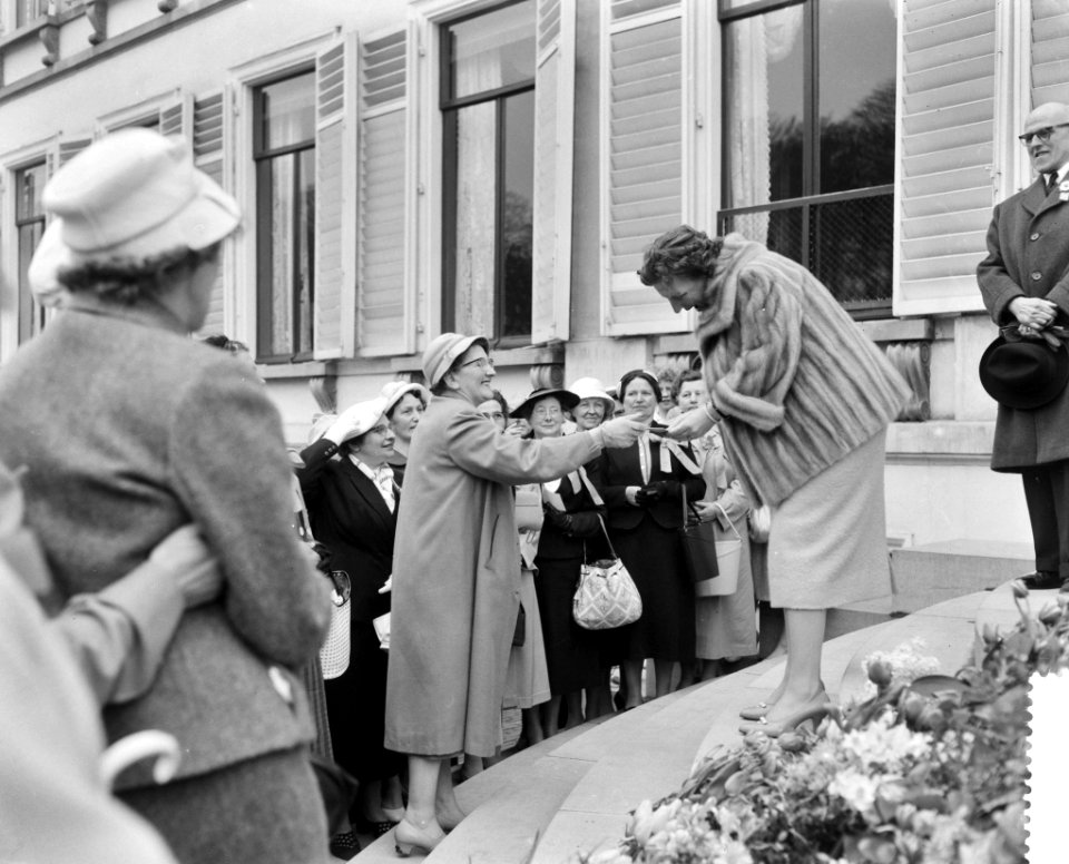 Koningin Juliana is 50 jaar geworden. De koninklijke familie bekijkt het defilé , Bestanddeelnr 910-3306