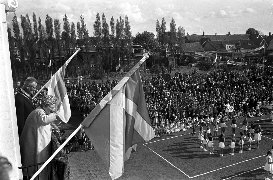 Koningin Juliana bezoekt Zuid Hollandse gemeenten, Hare Majesteit op balkon van , Bestanddeelnr 917-8090