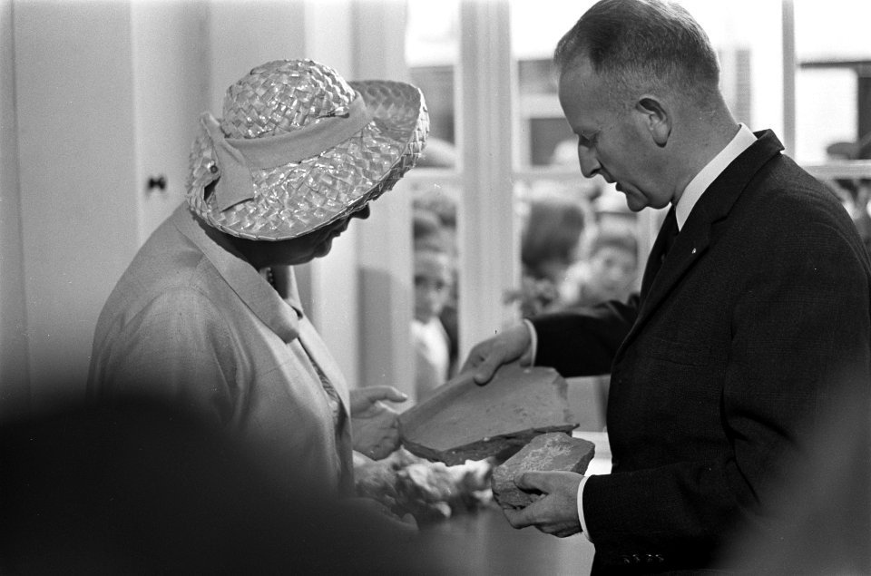 Koningin Juliana bezoekt Zeeland.Op het stadhuis te Hulst,, Bestanddeelnr 921-4488