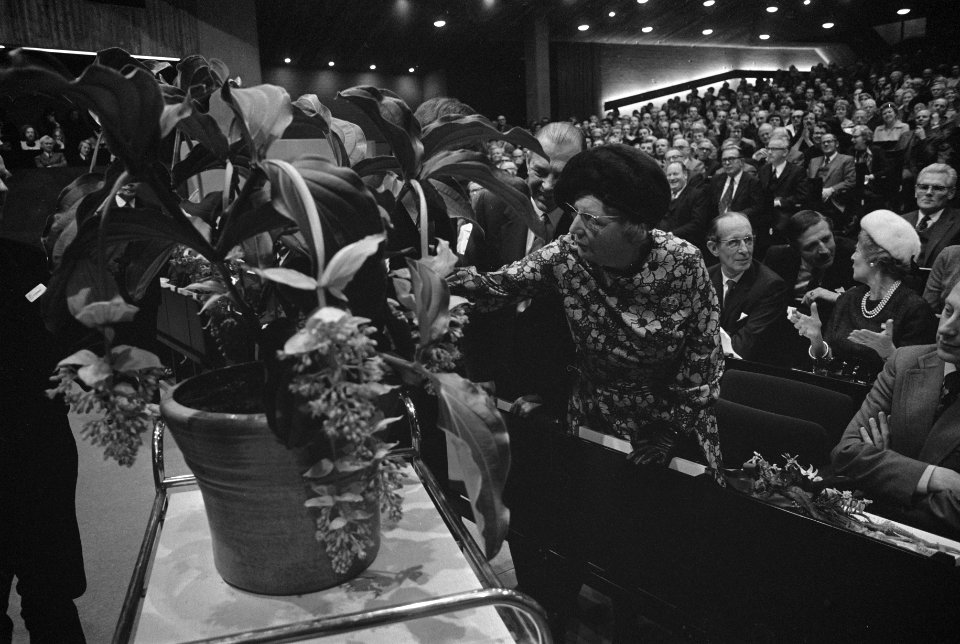 Koningin Juliana bij opening nieuw hoofdgebouw van de Vrije Universiteit te Amst, Bestanddeelnr 926-3422