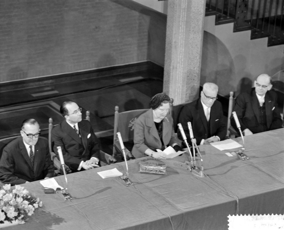 Koningin Juliana installeert culturele adviesraad in Ministerie van Onderwijs Ku, Bestanddeelnr 912-0361