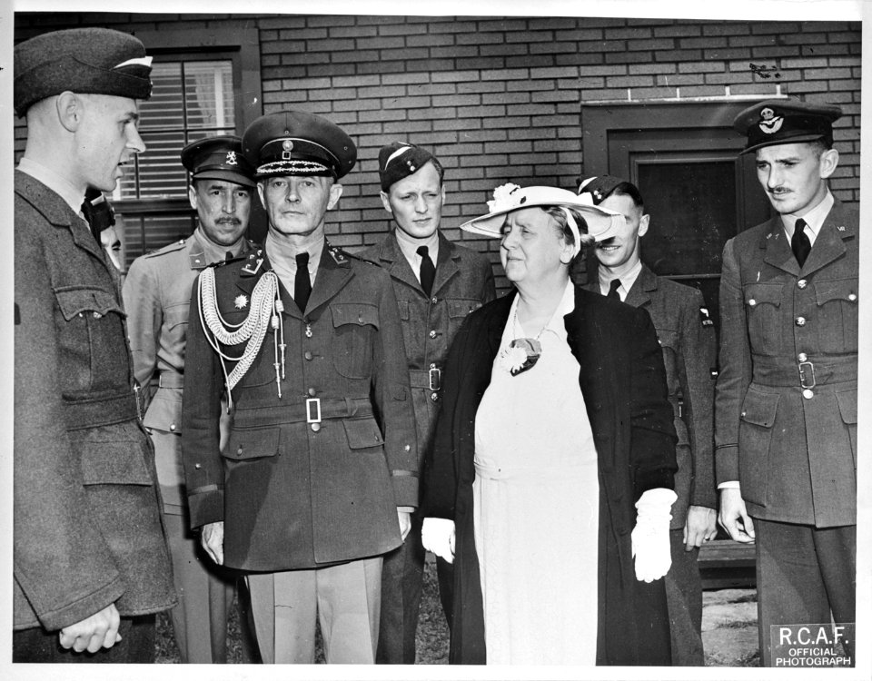 Koningin Wilhelmina tijdens een bezoek aan een luchtmachtbasis in Canada, Bestanddeelnr 934-8457