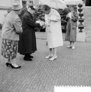 Koningin Juliana krijgt een cadeau aangeboden, Bestanddeelnr 911-3984