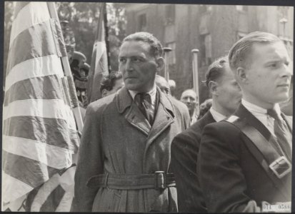 Koningin Wilhelmina terug in Den Haag op het Paleis Noordeinde. Een van de manne, Bestanddeelnr 014-0588