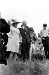 Koningin Juliana met burgemeester Sprenger tussen de bevolking, Bestanddeelnr 922-5377