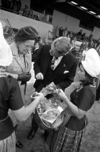 Koningin Juliana bij viering ontzet Alkmaar, historische optocht, koningin Julia, Bestanddeelnr 926-7370