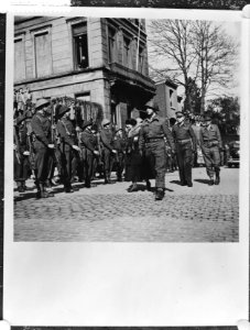 Koningin Wilhelmina inspecteert soldaten tijdens haar bezoek aan Tilburg, Bestanddeelnr 910-2047