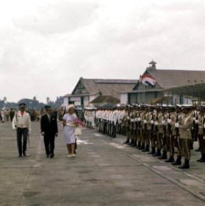 Koningin Juliana inspecteert de erewacht op vliegveld Kemajoran bij Jakarta voor, Bestanddeelnr 254-9076