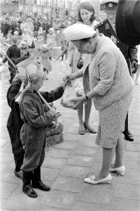 Koningin Juliana bezoekt Zuid-Holland. Verklede kleuters dansen voor Hare Majest, Bestanddeelnr 921-3939