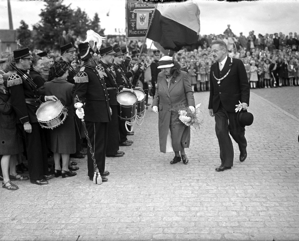 Koningin Wilhelmina in Tiel. Naast haar burgemeester N.F. Cambier van Nooten, Bestanddeelnr 902-7847