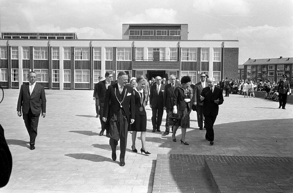 Koningin Juliana in Voorburg, Opening St. Maartenslyceum. Aankomst bij school, Bestanddeelnr 919-0781