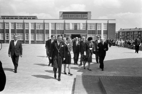 Koningin Juliana in Voorburg, Opening St. Maartenslyceum. Aankomst bij school, Bestanddeelnr 919-0781