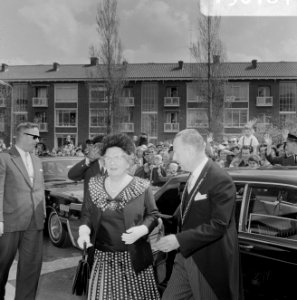 Koningin Juliana in Voorburg, Opening St. Maartenslyceum. Aankomst bij school. R, Bestanddeelnr 919-0784
