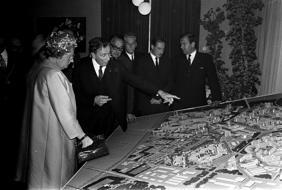 Koningin Juliana bezoekt Zuid Hollandse gemeenten, Hare Majesteit bij maquette, Bestanddeelnr 917-8098