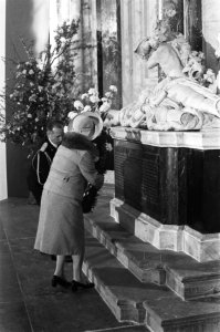 Koningin Juliana bij herdenking sterfdag Michiel Adriaensz. de Ruyter in Nieuwe , Bestanddeelnr 928-5388