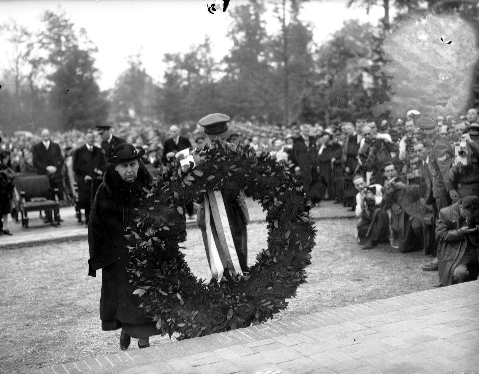 Koningin Wilhelmina legt krans tijdens herdenking Slag om Arnhem, Bestanddeelnr 901-9163