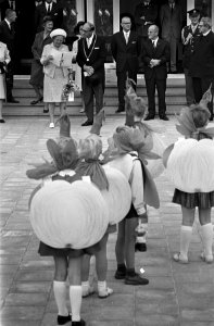 Koningin Juliana bezoekt Zuid-Holland. Kleuters tijdens fruitdans, op achtergron, Bestanddeelnr 921-3940