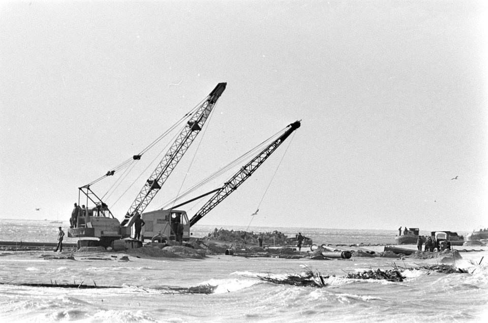 Koningin Juliana bij Dijkgat Nieuwe Polder. Draglines aan het werk de dijk weer , Bestanddeelnr 920-7936